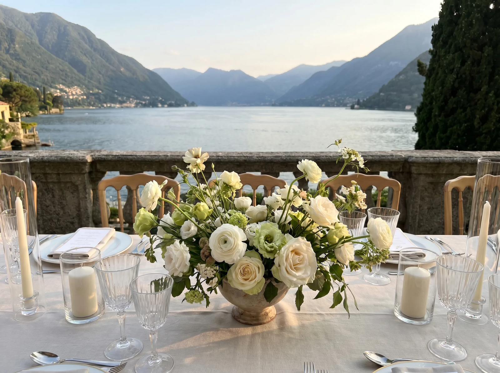 Allestimento del tavolo per il ricevimento di matrimonio sul Lago di Como